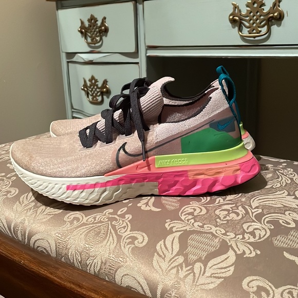 Nike react sneakers. Barely worn. Slight discoloration on the front left toe. - Picture 2 of 2